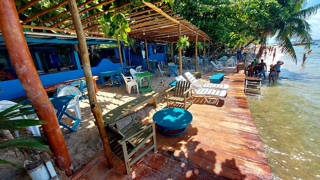 eine Gruppe von Stühlen und Tischen am Strand in der Unterkunft Monkey beach agroturismo in Gamboa