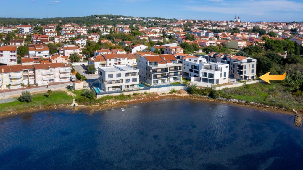 uma vista aérea de uma cidade com edifícios e um lago em Alex & Betty em Medulin