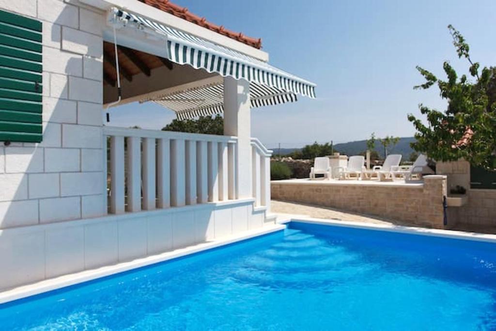 Bazén v ubytování Charming Villa in Pučišća + Pool nebo v jeho okolí