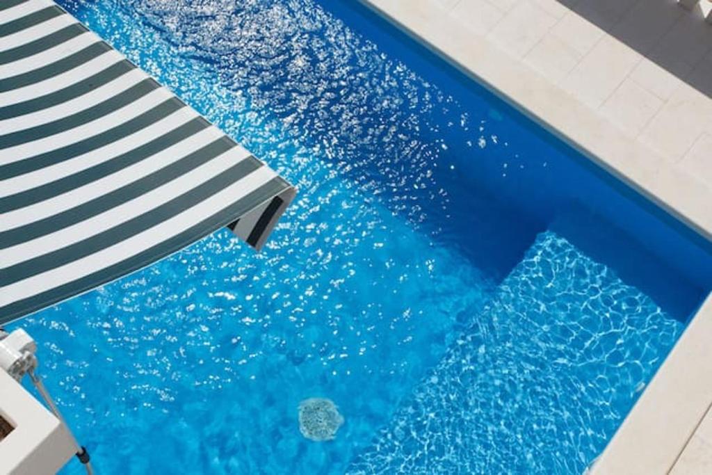 Bazén v ubytování Charming Villa in Pučišća + Pool nebo v jeho okolí