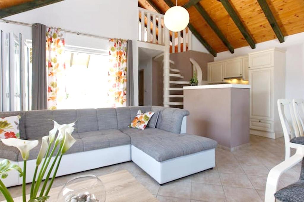 Posezení v ubytování Charming Villa in Pučišća + Pool