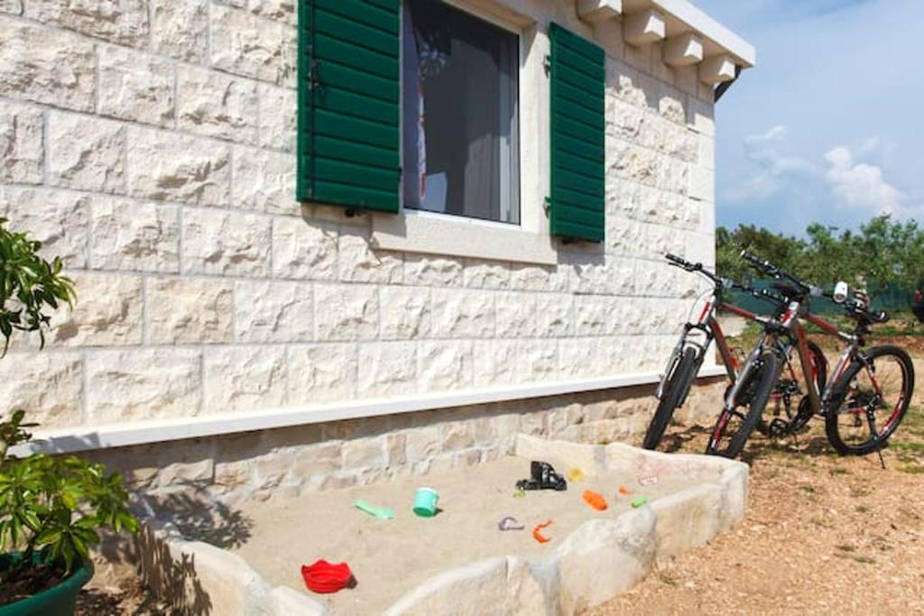 Jízda na kole v ubytování Charming Villa in Pučišća + Pool nebo okolí