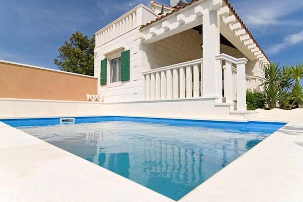 Bazén v ubytování Charming Villa in Pučišća + Pool nebo v jeho okolí