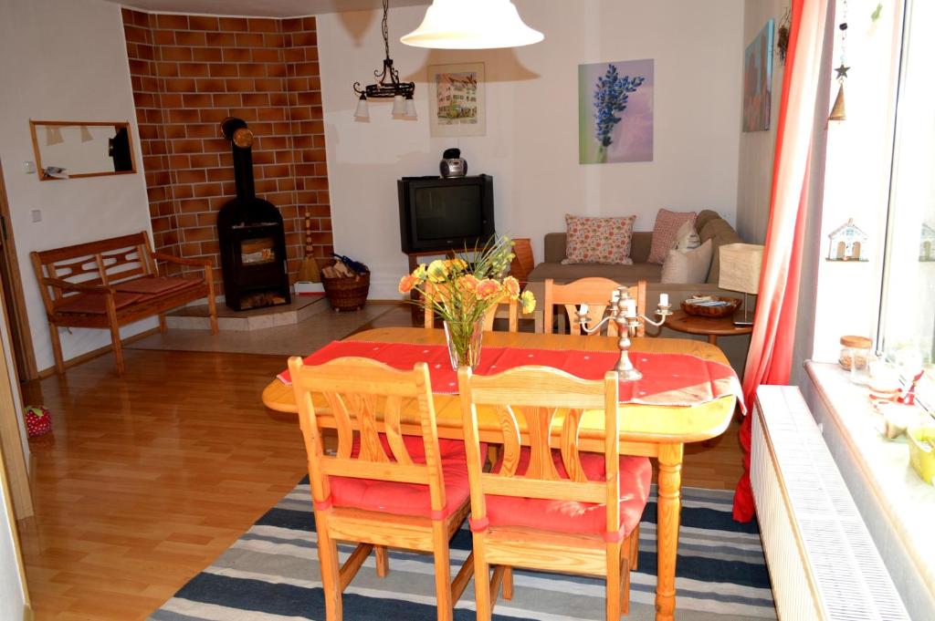 ein Esszimmer mit einem Tisch, Stühlen und einem Sofa in der Unterkunft Ferienwohnung Fabricio in Dolní Lánov
