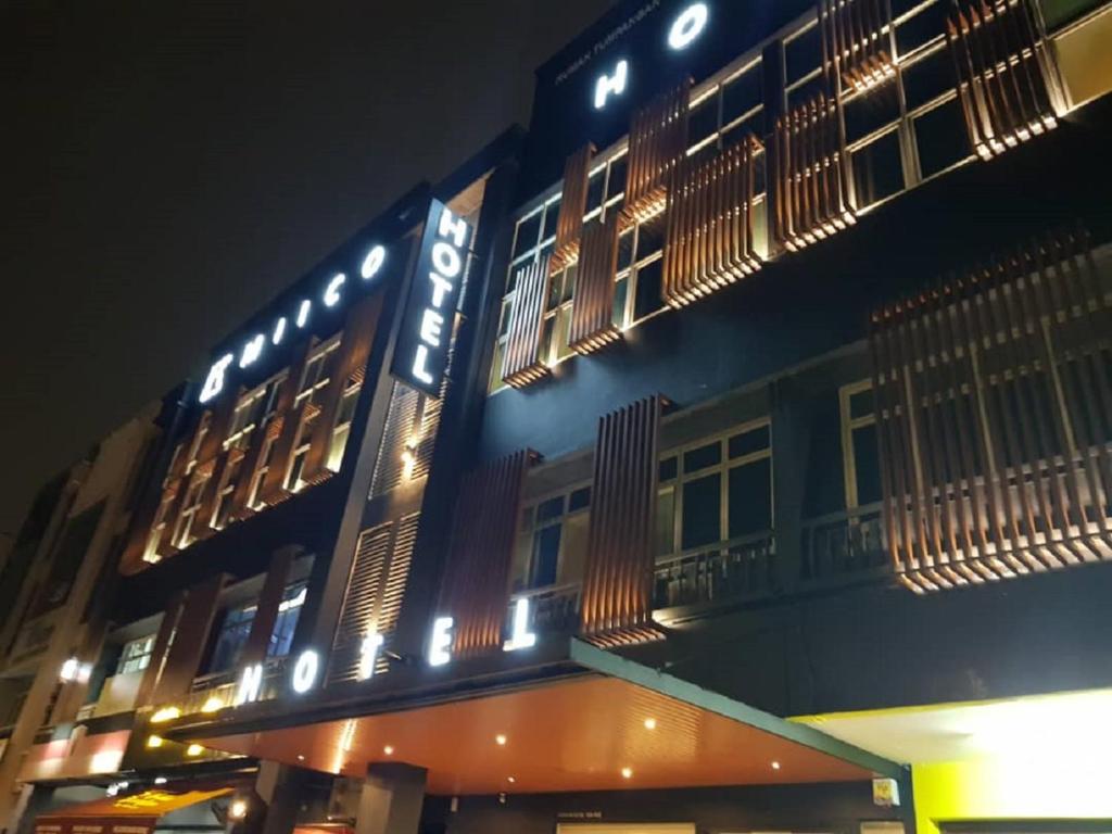 ein Gebäude mit Lichtern in der Nacht in der Unterkunft MIICO Hotel @ Mount Austin in Johor Bahru