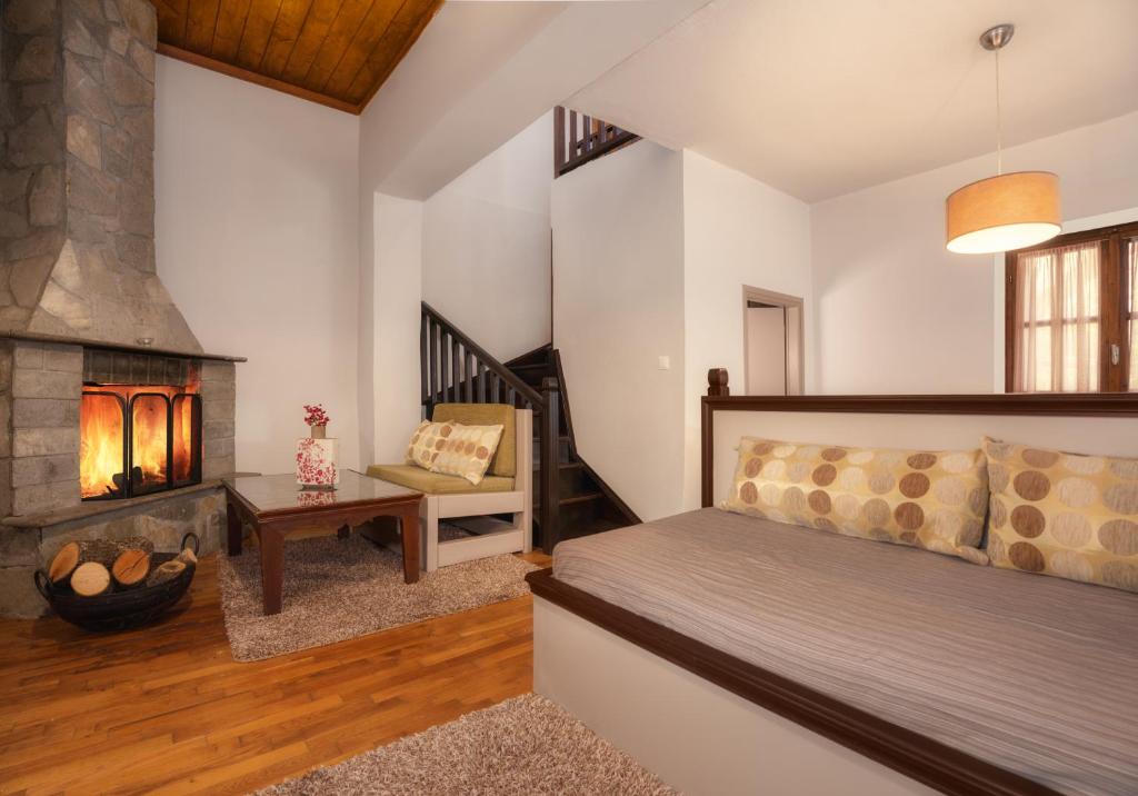 Un pat sau paturi într-o cameră la Κonitsa Gefyri hotel