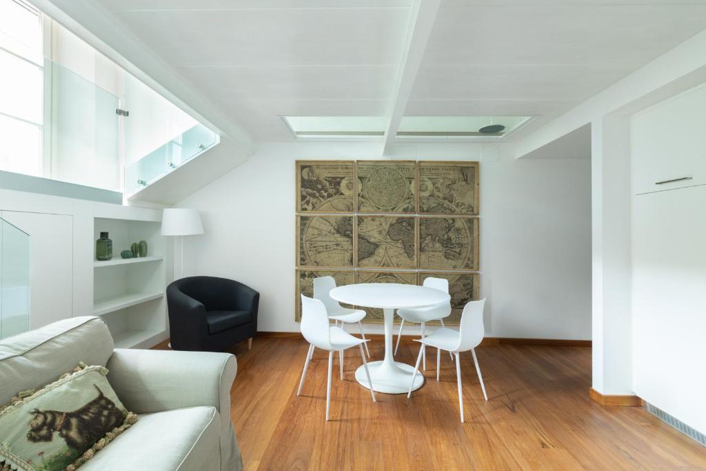 sala de estar con mesa blanca y sillas en Palazzo Torriglioni en Ancona