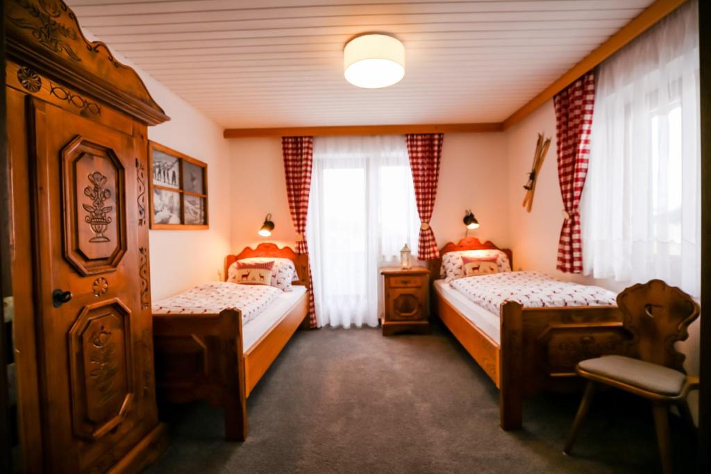 una camera con due letti e una finestra di Haus Salina a Ellmau