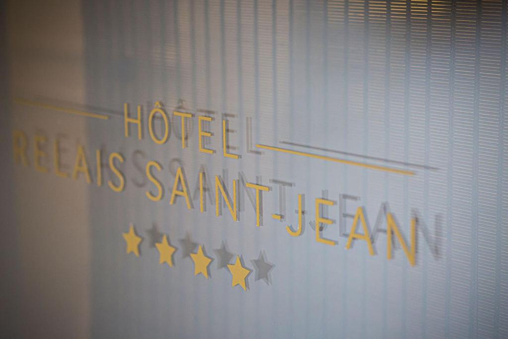 une fenêtre avec un panneau indiquant l'hôtel las saint martinason dans l'établissement Hotel Relais Saint Jean Troyes, à Troyes