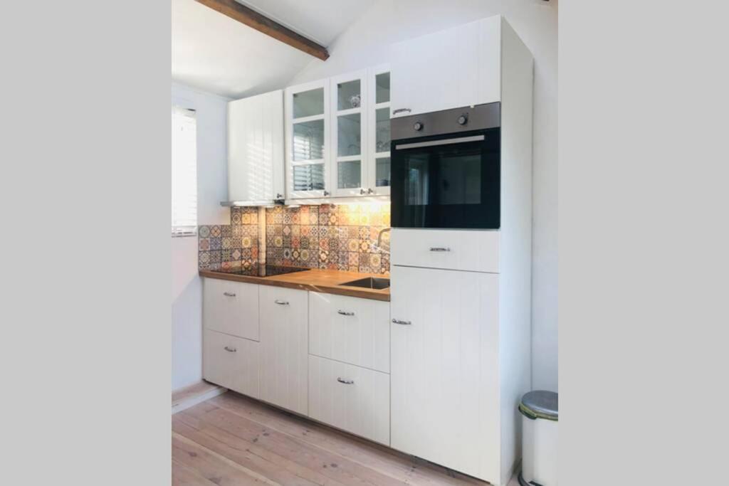 Fotografie z fotogalerie ubytování Tiny house in tuin van de statige villa Mariahof v destinaci Dordrecht