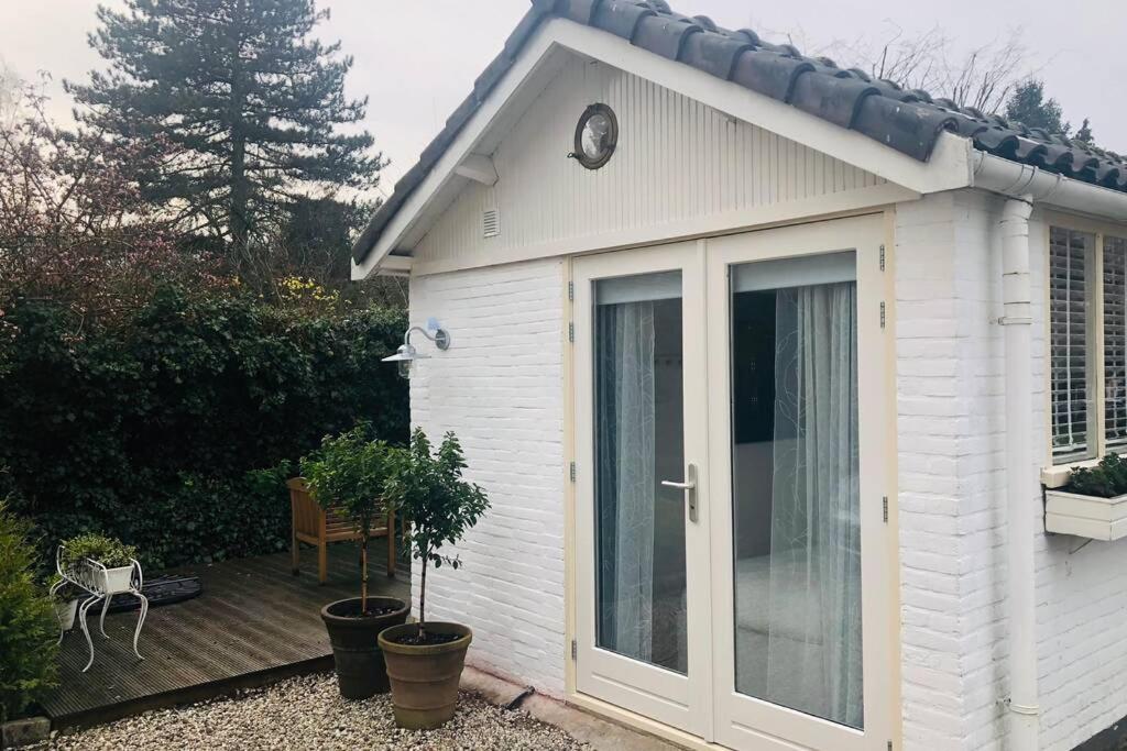 Fotografie z fotogalerie ubytování Tiny house in tuin van de statige villa Mariahof v destinaci Dordrecht