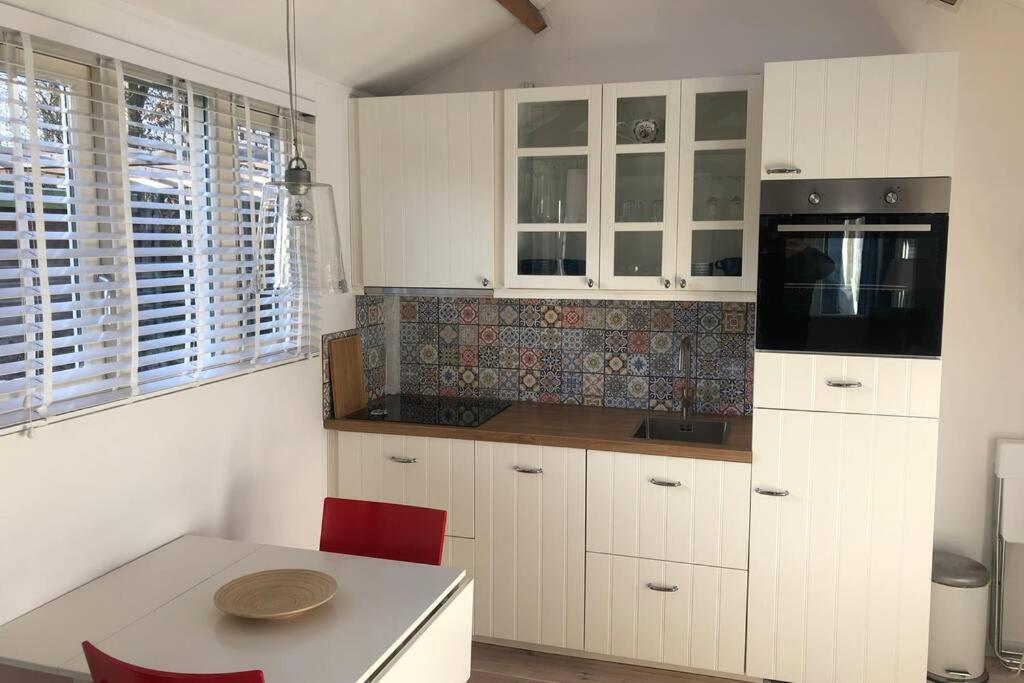 Fotografie z fotogalerie ubytování Tiny house in tuin van de statige villa Mariahof v destinaci Dordrecht