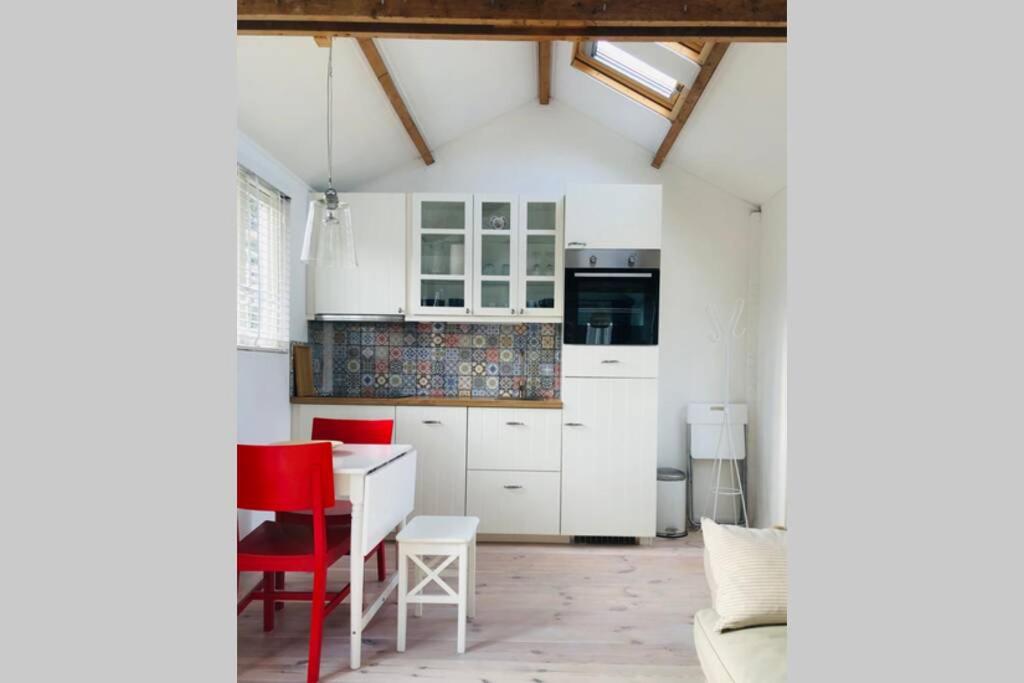 Fotografie z fotogalerie ubytování Tiny house in tuin van de statige villa Mariahof v destinaci Dordrecht