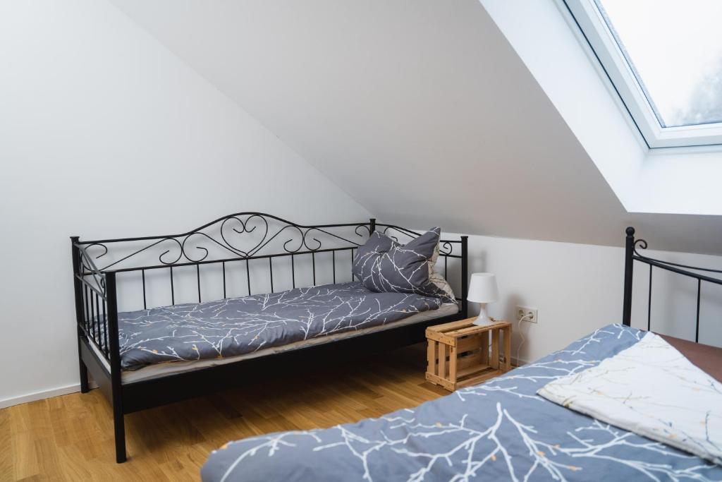 Wallertheim150 qm Maisonnette Wohnung R mit 4 Schlafzimmern und Galerie的一间卧室设有两张床和天窗