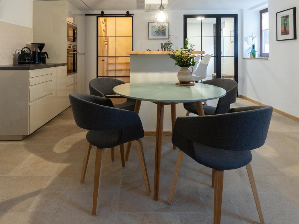 uma sala de jantar com mesa e cadeiras em Bellerose Maison de Greunebennet em Plombières