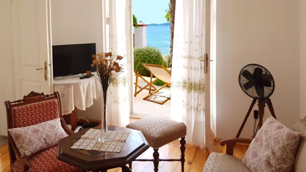 TV a/nebo společenská místnost v ubytování Villa Beach House Orebic with private pool at the beach in Orebic - Peljesac