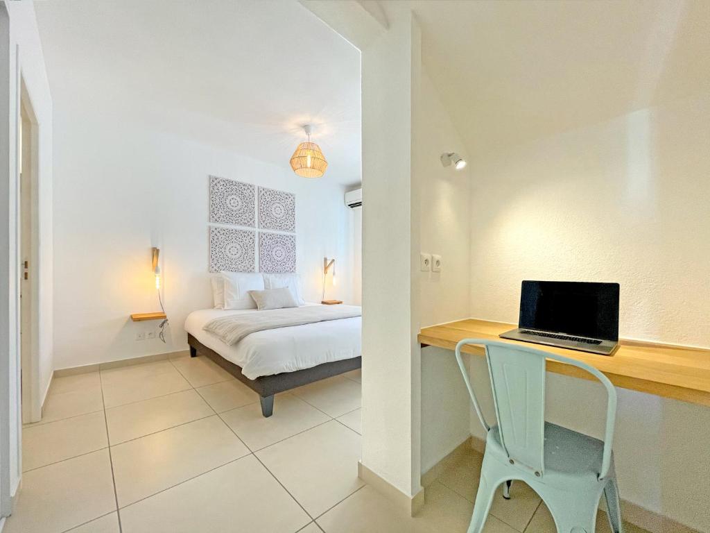 TV a/nebo společenská místnost v ubytování Orient Bay Beach Front Apartment