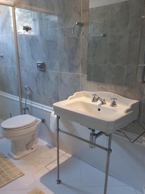  Belíssima Casa com Piscina