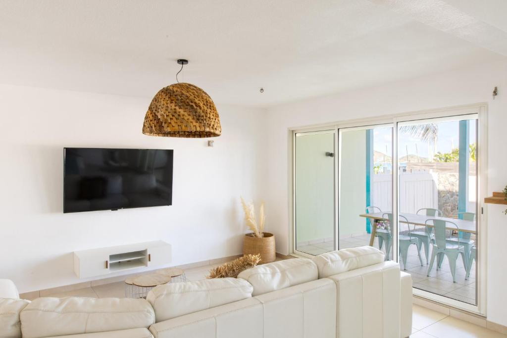 TV a/nebo společenská místnost v ubytování Orient Bay Beach Front Apartment