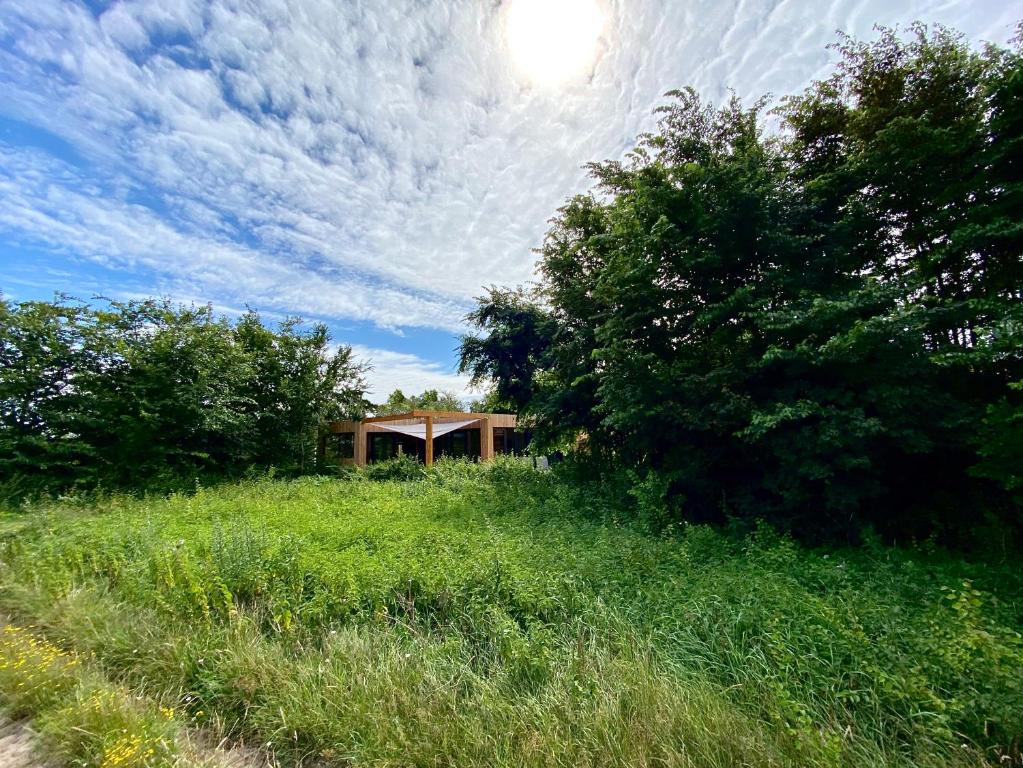 een gebouw midden in een veld met bomen bij Dunes of Egmond in Egmond-Binnen