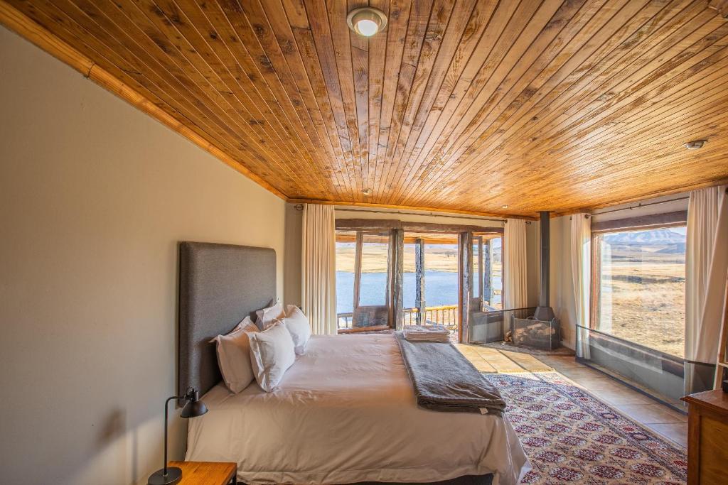Postel nebo postele na pokoji v ubytování Penwarn Farm Lodge