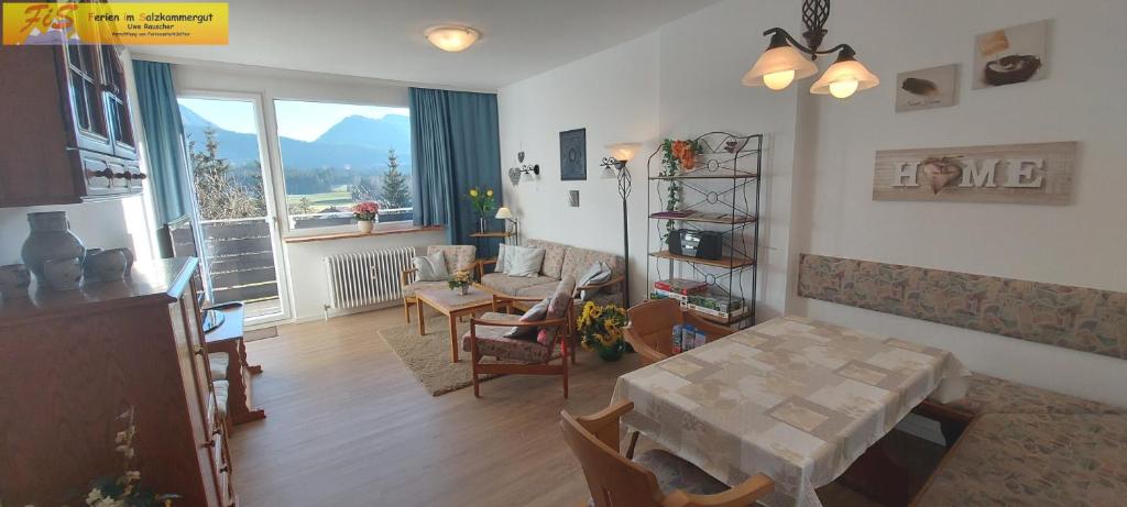 ein Wohnzimmer mit einem Tisch und einem Esszimmer in der Unterkunft Apartment Petra by FiS - Fun in Styria in Bad Mitterndorf