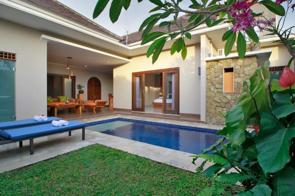 - une piscine dans l'arrière-cour d'une villa dans l'établissement Villa Wananta, à Ubud