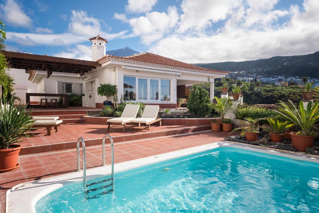 イコー・デ・ロス・ビノスにあるSuperior G: private pool & conciergeの家の前のスイミングプール