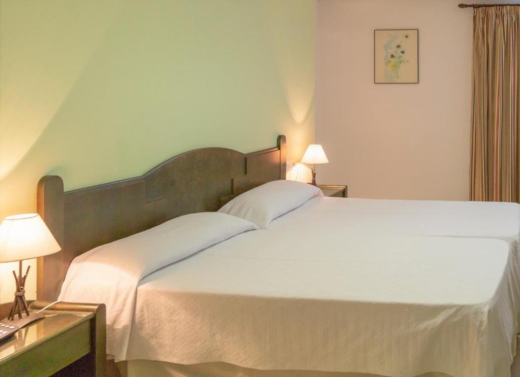 Łóżko lub łóżka w pokoju w obiekcie Hotel Marquesa