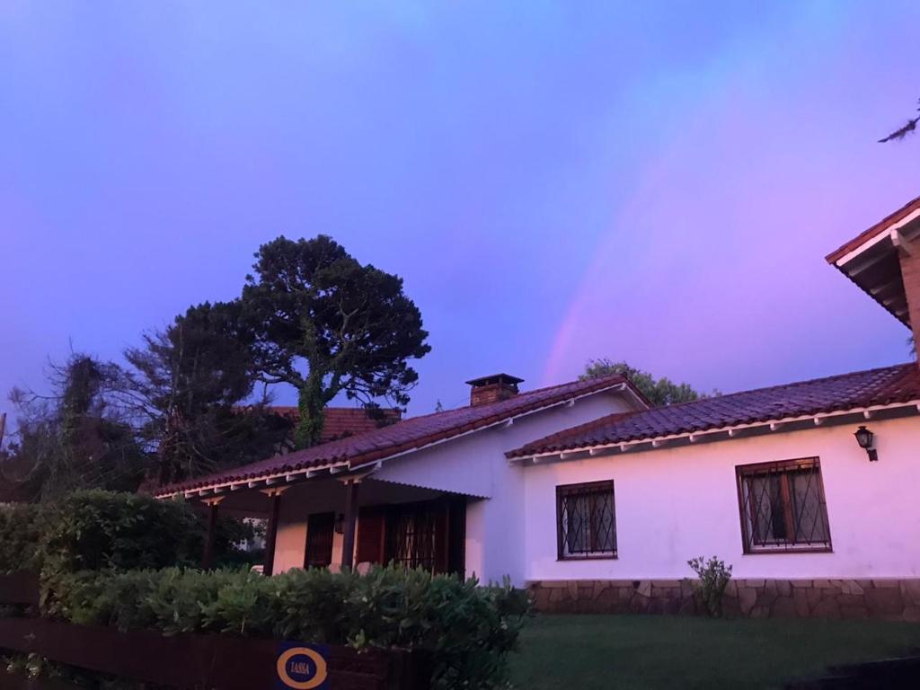 Un arcobaleno nel cielo sopra una casa di Cruz del Sur a Pinamar