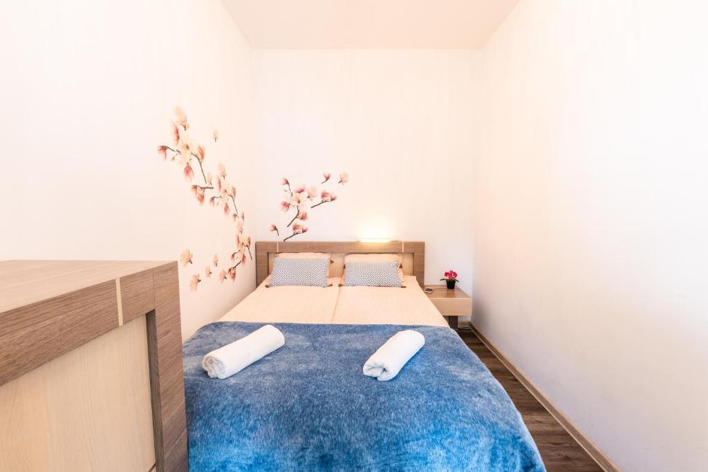 Łóżko lub łóżka w pokoju w obiekcie Victus Apartamenty, Apartament Bella