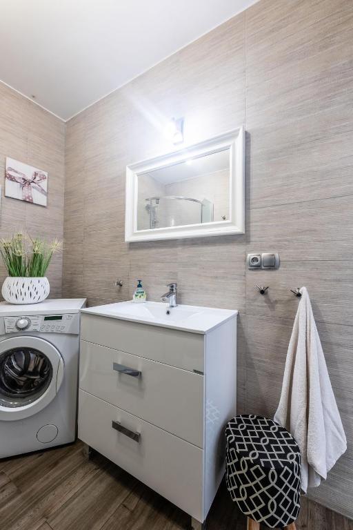 W łazience znajduje się pralka i umywalka. w obiekcie Victus Apartamenty, Apartament Bella w mieście Sopot