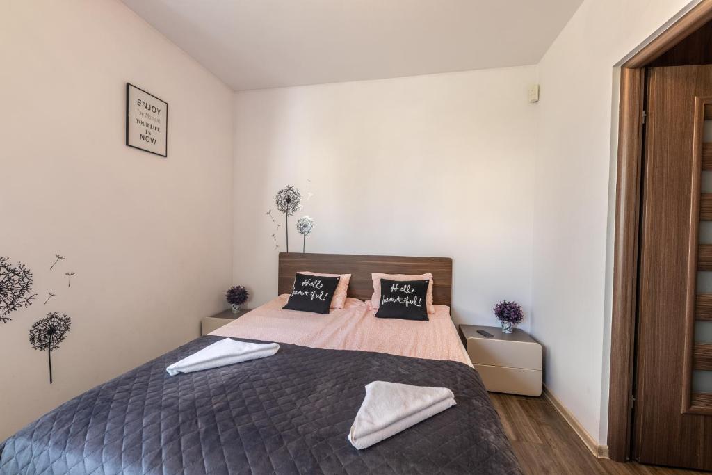 Łóżko lub łóżka w pokoju w obiekcie Victus Apartamenty, Apartament Bella
