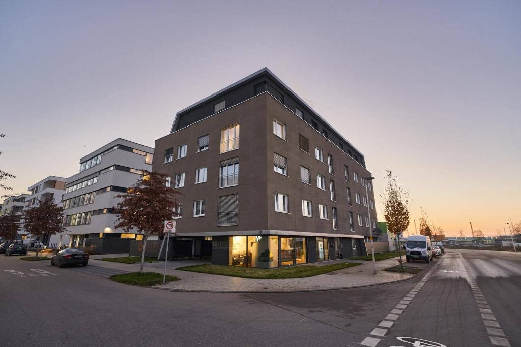 un bâtiment au coin d'une rue dans l'établissement The Cloud Suite Apartments, à Fribourg-en-Brisgau