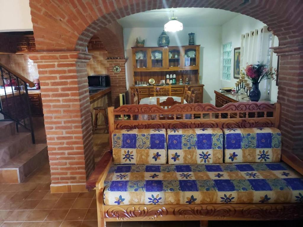 Casa Vista Taxco في تاكسكو دي الاركون: غرفة نوم بسرير في غرفة