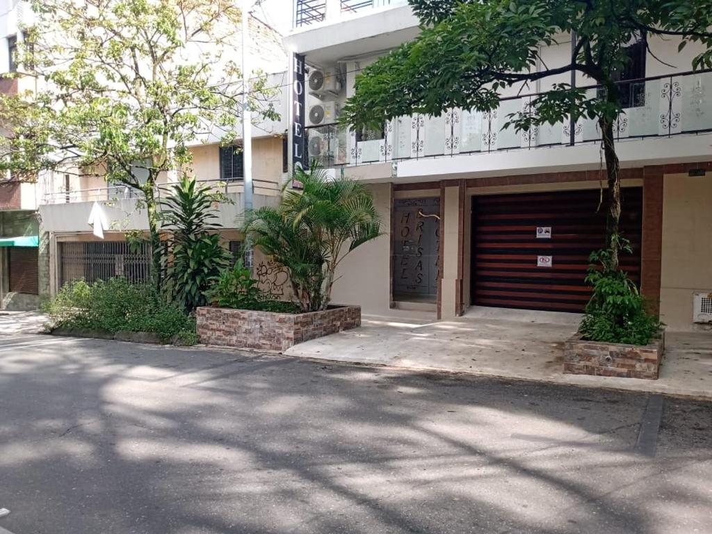 um edifício com uma porta de garagem e uma rua em HOTEL BRISAS em Medellín