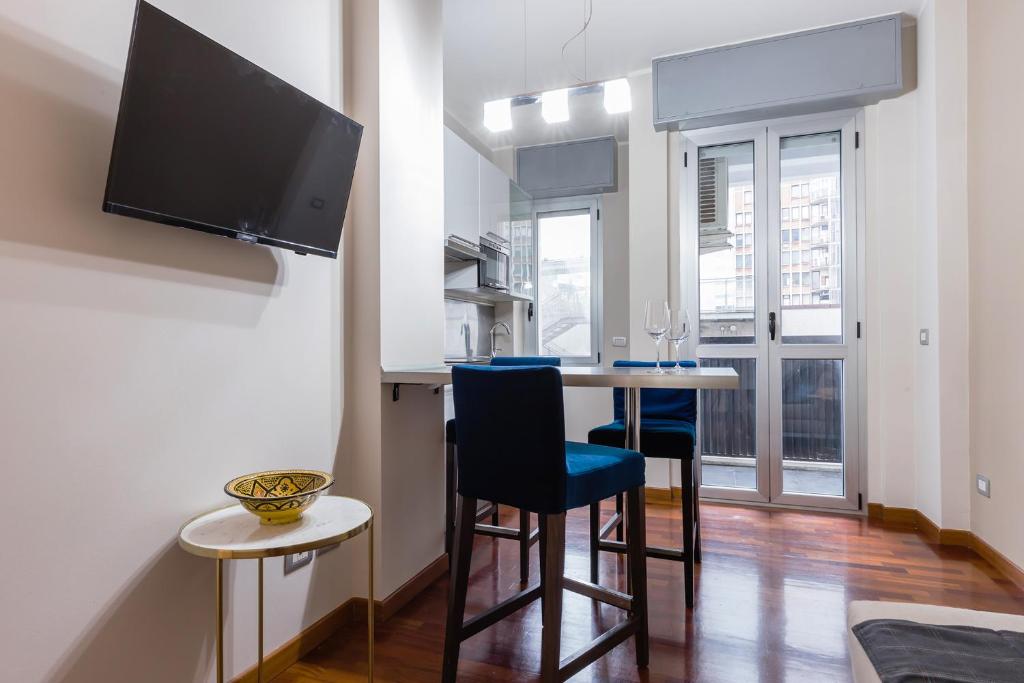 Milan Retreats - Two-Bedroom Apartment - Via Fara 30
