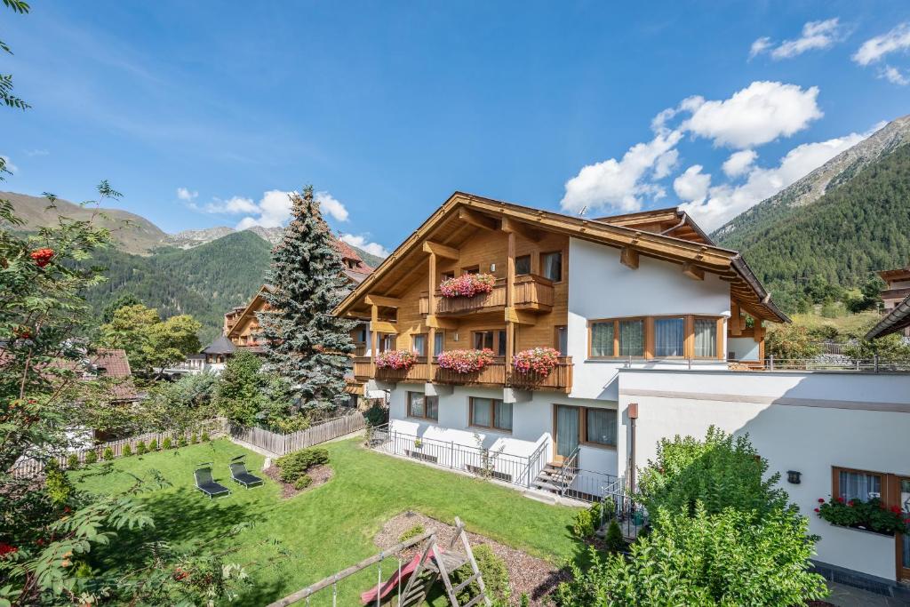 una casa en las montañas con un patio en Residence Tauber, en Valles