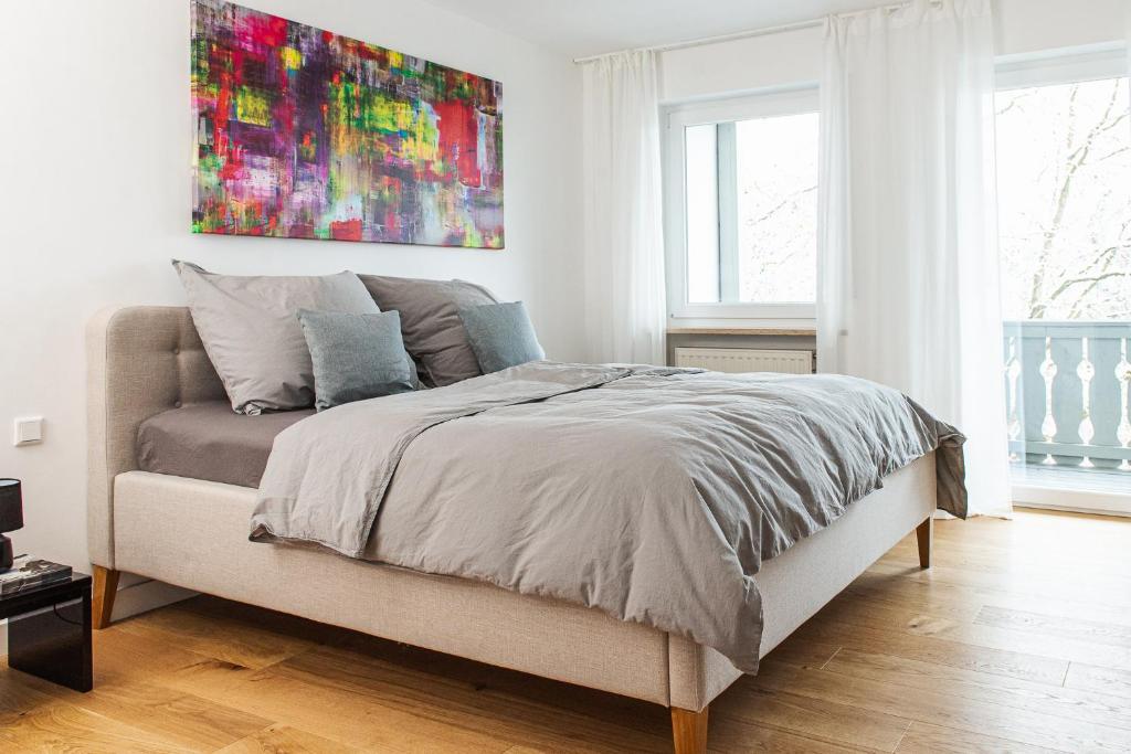 a bedroom with a bed and a painting on the wall at Fantastisch im Naturpark Altmühltal in Greding