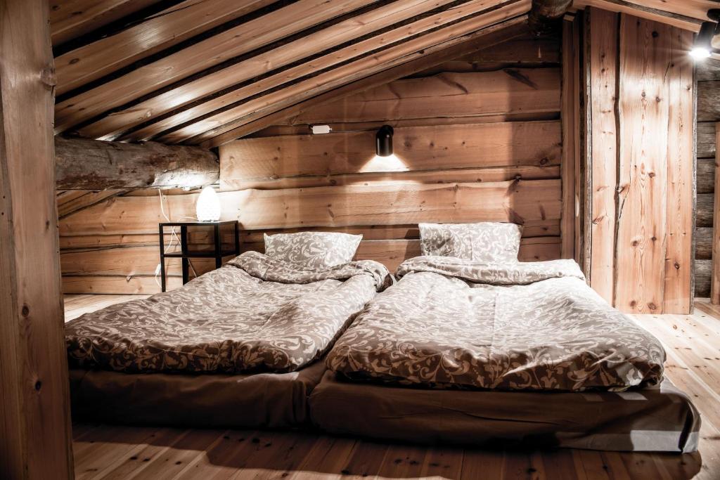 Giường trong phòng chung tại Varjokelo