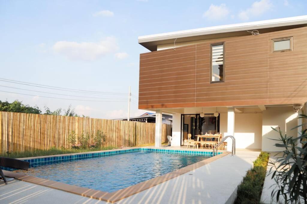 Bazén v ubytování Brand-new Aewmai Pool Villa&Promotion◆byน้องมังคุด nebo v jeho okolí