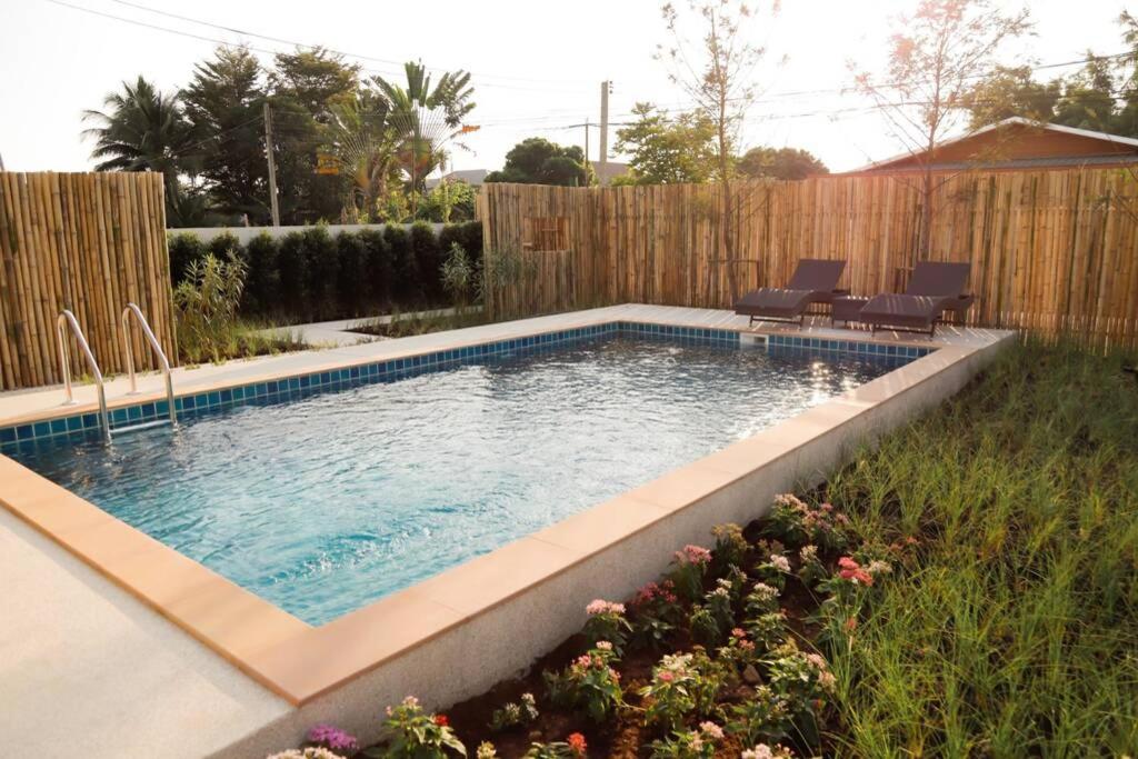 Bazén v ubytování Brand-new Aewmai Pool Villa&Promotion◆byน้องมังคุด nebo v jeho okolí