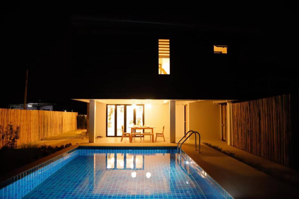 Bazén v ubytování Brand-new Aewmai Pool Villa&Promotion◆byน้องมังคุด nebo v jeho okolí