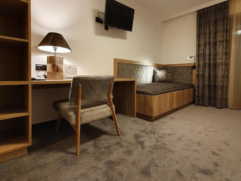 TV a/nebo společenská místnost v ubytování Alpenhotel Laurin