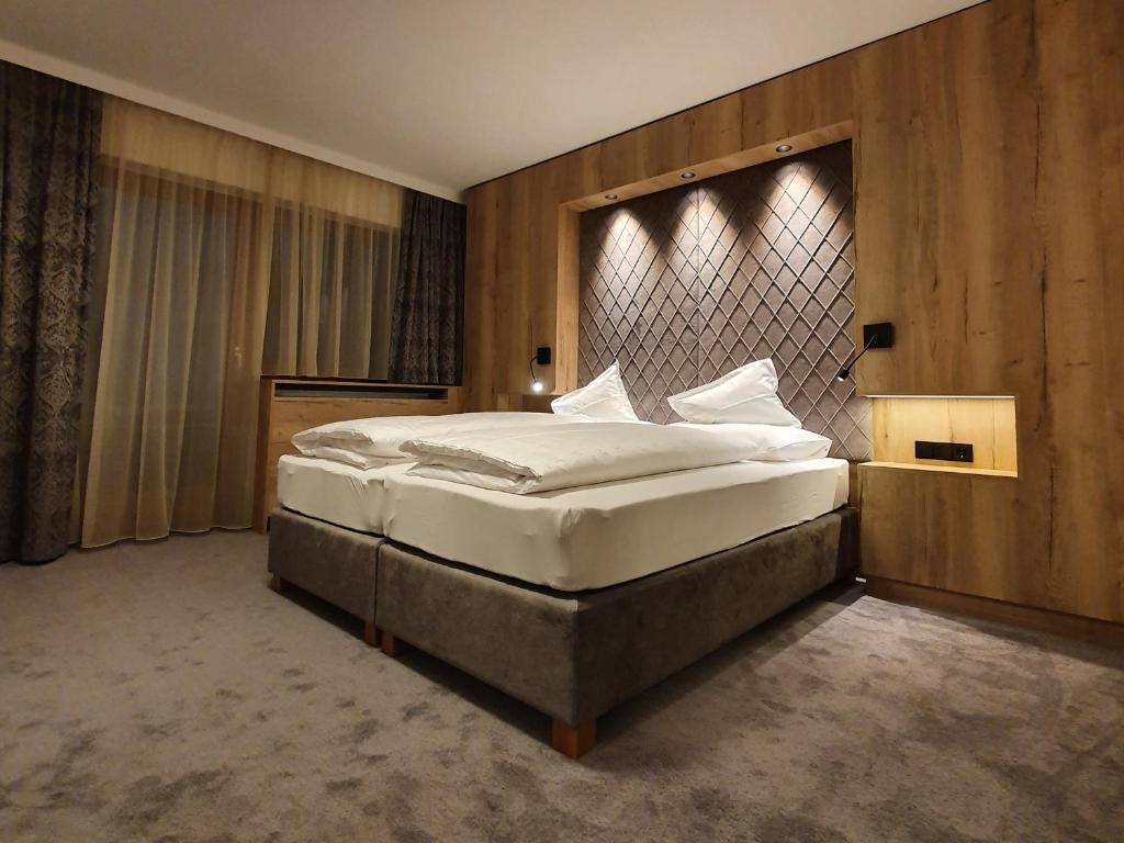 Postel nebo postele na pokoji v ubytování Alpenhotel Laurin
