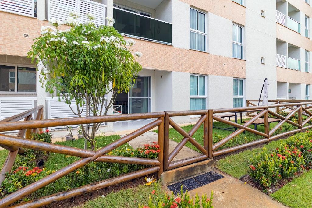  Muro Alto Condomínio Clube Com Jardim por Carpediem