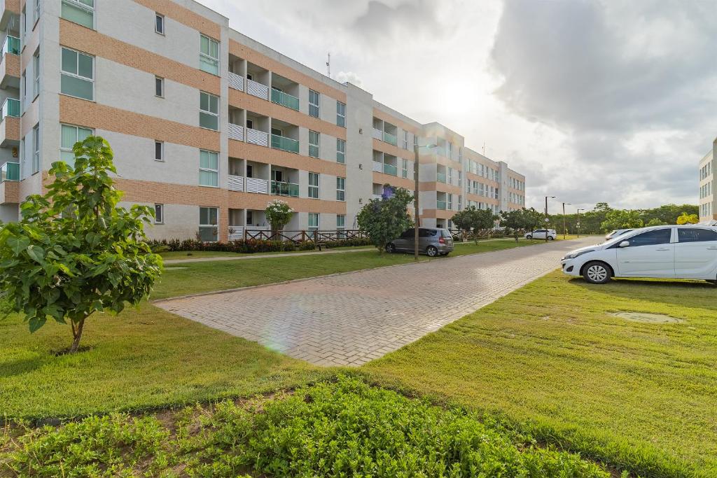  Muro Alto Condomínio Clube Com Jardim por Carpediem