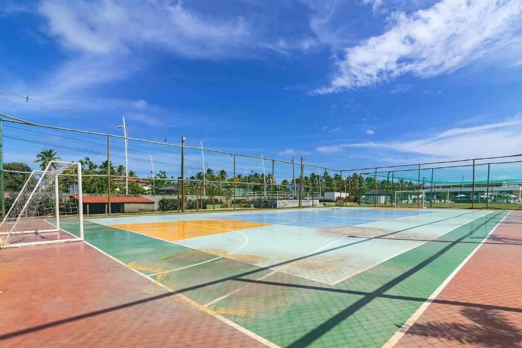  Muro Alto Condomínio Clube Com Jardim por Carpediem