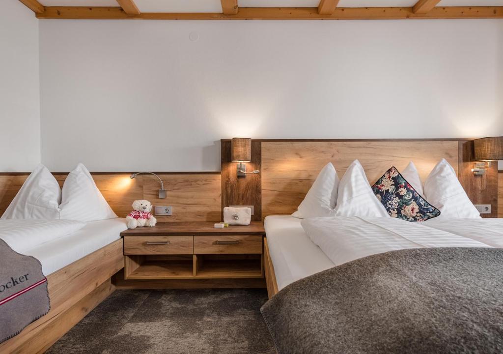 Postel nebo postele na pokoji v ubytování Apartments & Garni Alpenrose