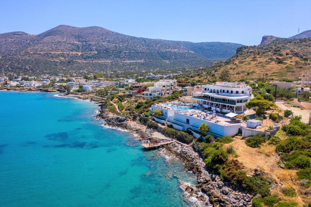 una vista aerea di un resort vicino all'oceano di Horizon Beach a Stalida